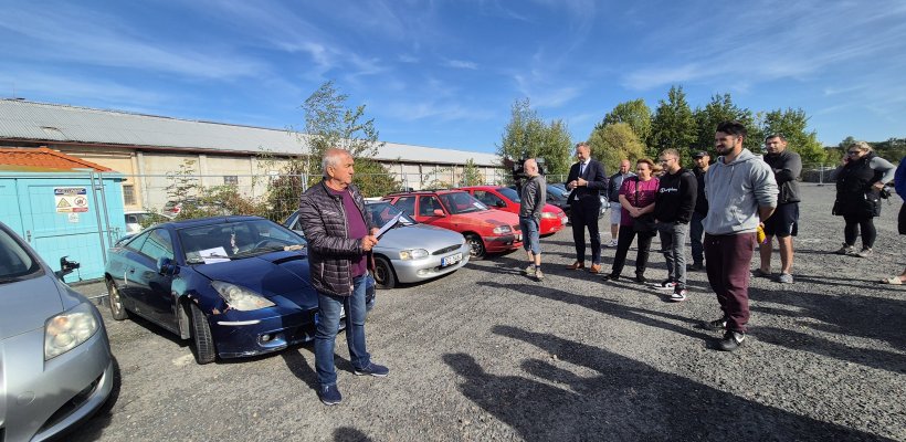 Druhá dražba odtažených vozidel v Pardubicích přilákala více zájemců než premiéra. Všech 14 aut našlo nové majitele