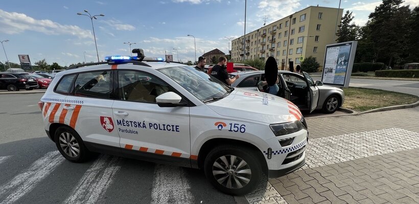 Rodiče šli na nákup, dítě nechali v autě. Nezodpovědní rodiče zaměstnávají strážníky od samého začátku prázdnin