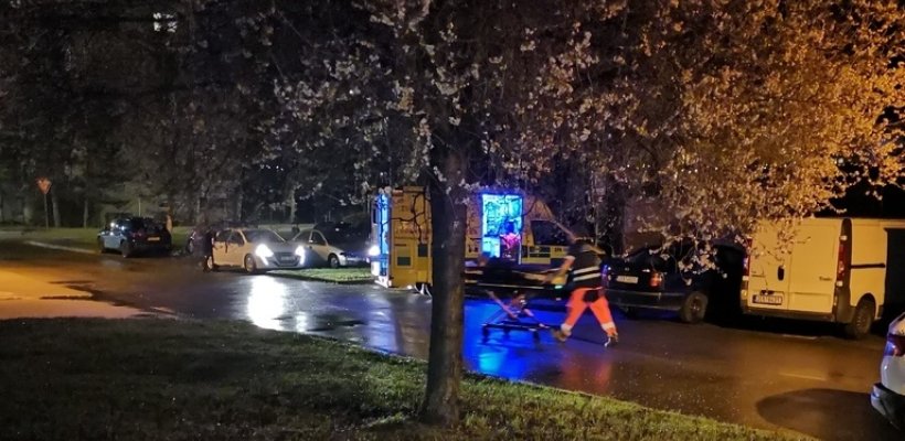 Zraněná seniorka ležela v bytě. Pomohli strážníci i hasiči