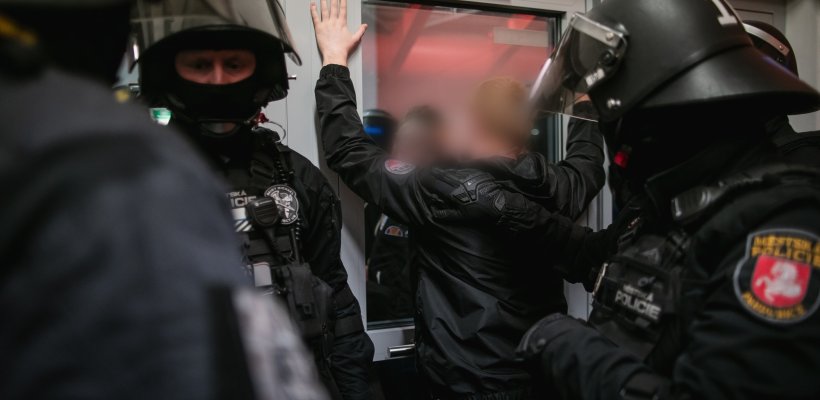 Alkoholem zmožení jedinci zaměstnávali strážníky celý víkend; Krocení vášní na hokeji