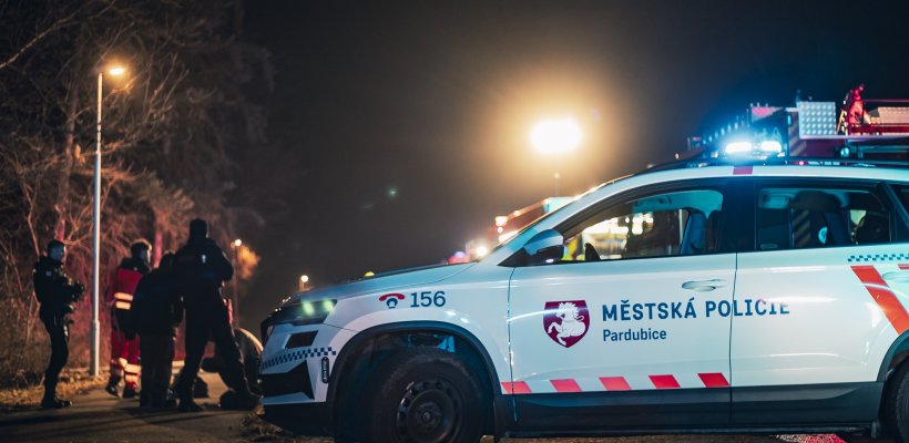 Požár přístřešku bezdomovců. Strážníci a policisté zachraňovali jednoho muže