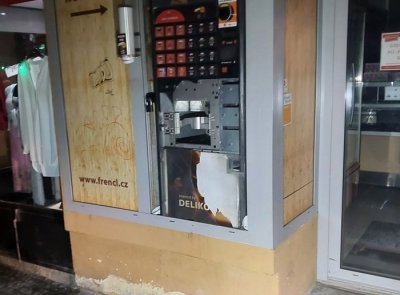 Přelom roku v Pardubicích: podnapilí mladiství, zničený automat na kávu a zfetovaný naháč