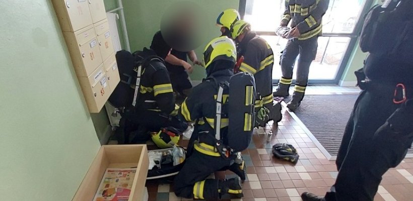 Místo požáru našli popáleného elektrikáře; Ženu zamkli v bytě, klíč k záchraně byl v autě