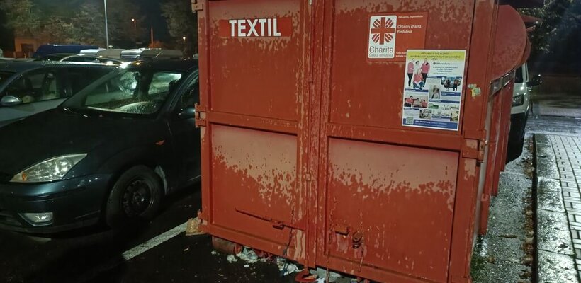 Charitní kontejner na textil obsadili bezdomovci