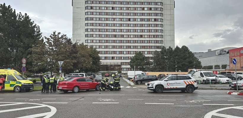 Strážníci zasahovali u střetu motocyklu s automobilem; Žena chtěla opustit byt oknem, strážníci šli opačnou cestou. Oknem dovnitř