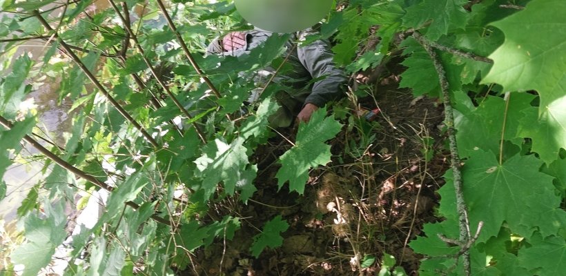 Jednou nohou měl opilec nakročeno k utonutí. Zachraňovali ho strážníci