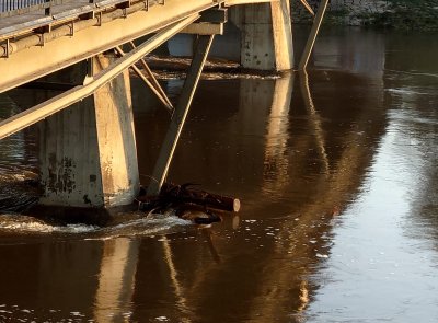 Další upozornění kvůli vodě: vyklidit sklepy a suterény, nechodit do uzavřených oblastí a nejezdit do města autem