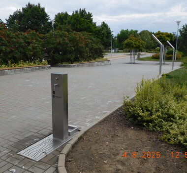 Vybudování 2 ks nerezových mlžících sprch (mlžítek) a 1 ks nerezové pitné fontány (pítka) na stávající betonové ploše v ulici Jana Zajíce u čp. 983, Pardubice&nbsp;