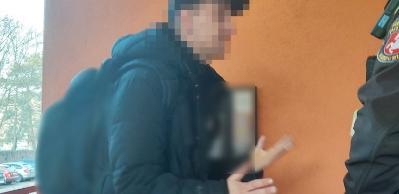 Dvakrát pomohli strážníci seniorům. Jednou museli i záchranáři; Zvoník od paneláku. Hledal bývalou přítelkyni