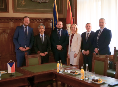 Pardubice přivítaly amerického velvyslance, navštívil i pardubickou radnici