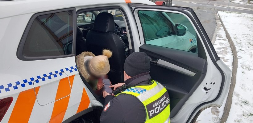 Lahev vodky, 16 let a pád do sněhu. Chlapce odvezla záchranka; Ztracená holčička přejela zastávku. Domů ji vzali strážníci