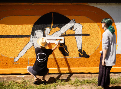 Na Tyršově nábřeží vzniká unikátní velkoformátová streetartová sportovní malba