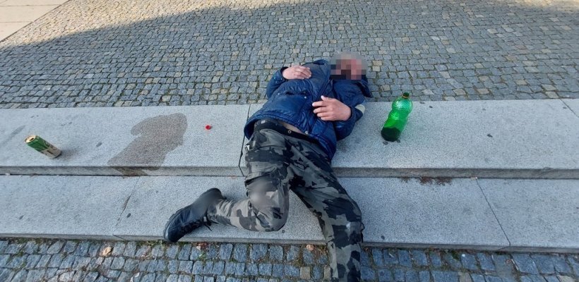 Opilci. Jeden zvonil, další ležel, třetí hledal klíče