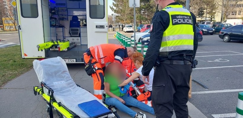 Žena nemohla bolestí ani vstát, pomohli jí strážníci a záchranáři; Agresivní opilci u nádraží zaměstnávali strážníky celý den; Seniorka bloudila Hostovicemi