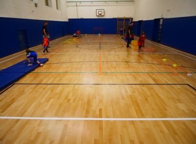 Tělocvična TJ Paramo má novou palubovku. Slouží dětem, školám i klubům