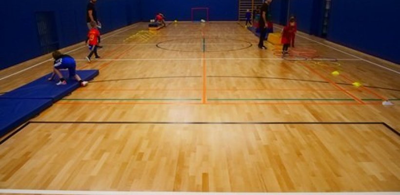 Tělocvična TJ Paramo má novou palubovku. Slouží dětem, školám i klubům
