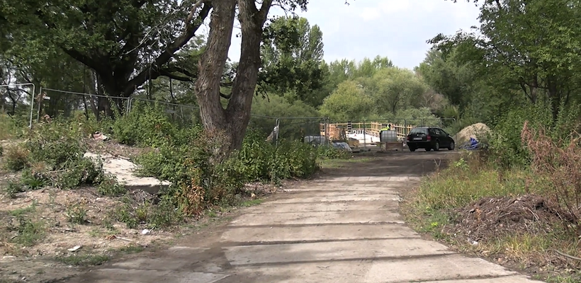 Demolice schátralého klubu i obnova světlých lesů. Práce na Červeňáku drží rychlé tempo.