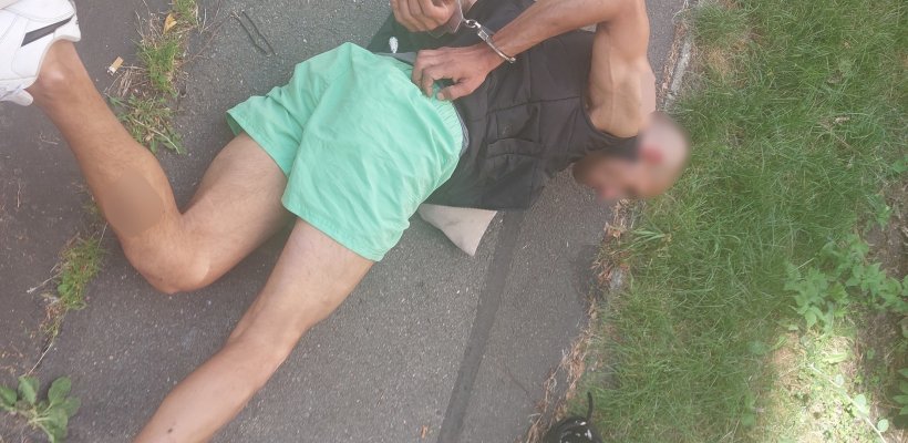 Seniorka zkolabovala za volantem. Pomohli policisté i strážníci; Horké léto si zpříjemní pobytem v chládku