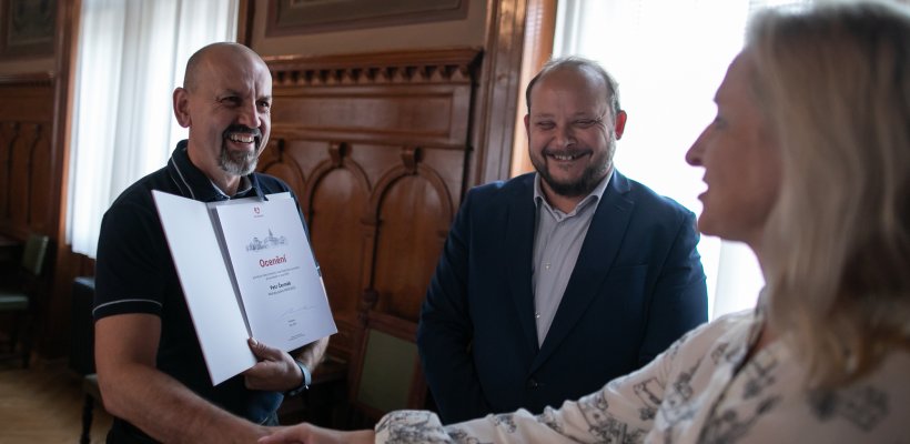 Ředitel Městské policie Pardubice odstupuje z funkce; Město Pardubice poděkovalo strážníkům a záchranářům za zvládnutí povodní