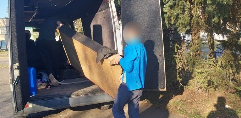 Vyložili odpad a za dohledu strážníků si jej zase museli naložit