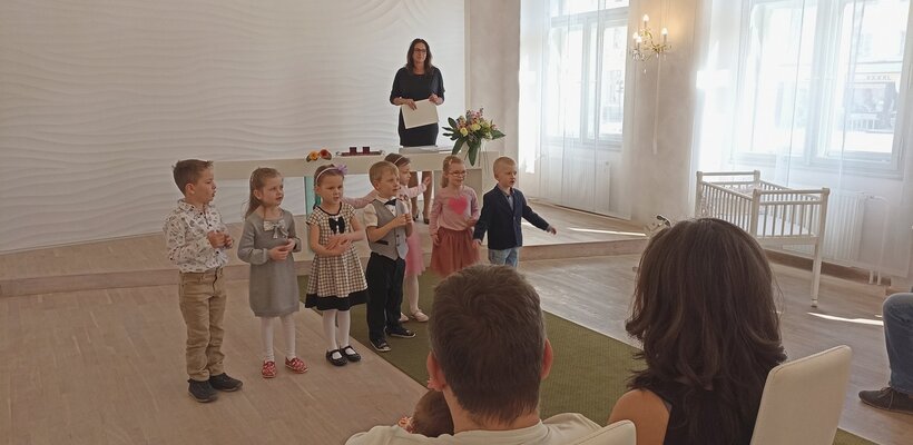 Malé pardubické občánky nově vítají i děti z mateřinek
