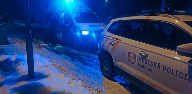 Nocování v závějích pod vlivem alkoholu? V Pardubicích už pomalu každou noc; Vítal cestující spuštěnými kalhotami