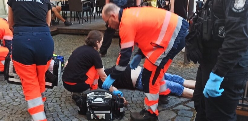 Strážníci jeli na pomoc s AED. Na jeho použití naštěstí nedošlo; Agresivní opilec putoval z parku na záchytku