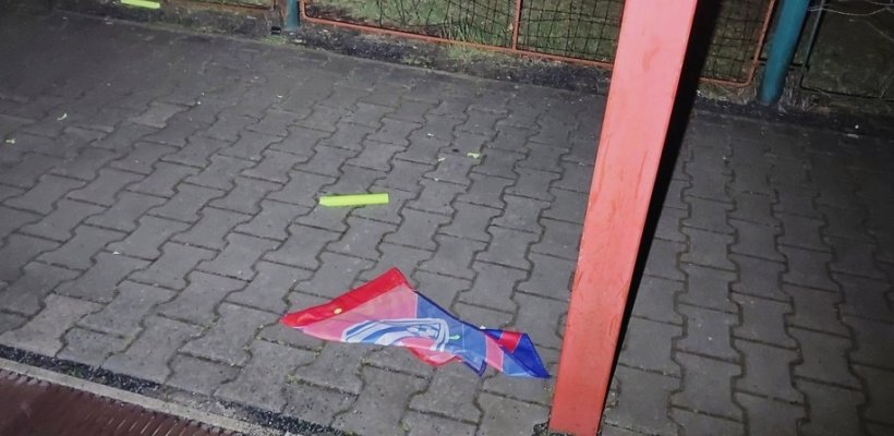 Poškozené hřiště a pohozená značka; Prodlouženou jízdu ukončili strážníci