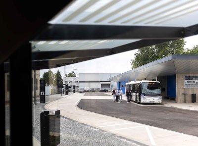 Terminál B slouží jako důležitý uzel pro tisíce spojů ročně