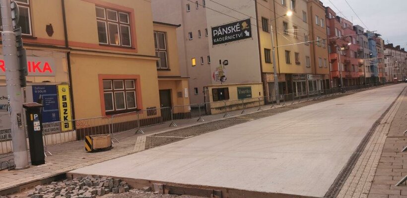 Oprava ulice Sladkovského se s takřka měsíčním předstihem chýlí ke konci