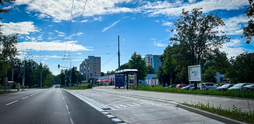 Dokončení rekonstrukce zastávky „Kpt. Bartoše“ v Polabinách přináší moderní a bezpečné zázemí pro cestující