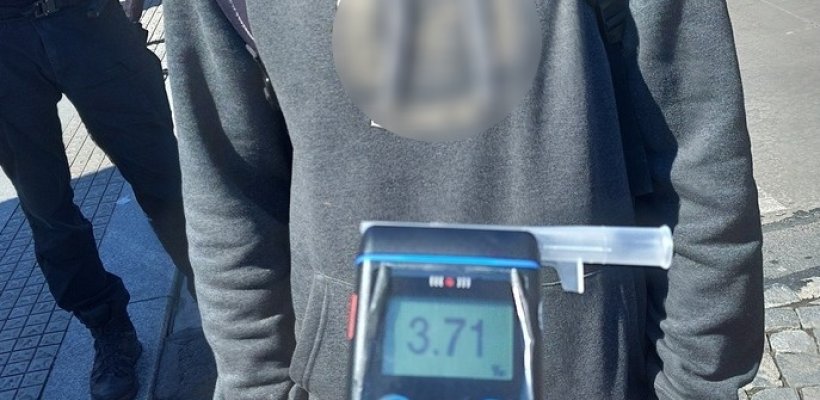 Alkoholické turbulence o víkendu; Opilý cyklista naboural stojící vůz strážníkům