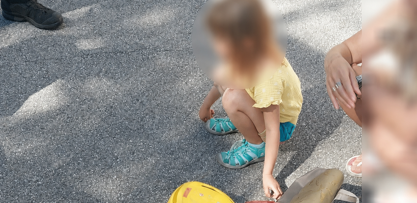 Dívenka ujela otci. Strážníci museli hledat školku
