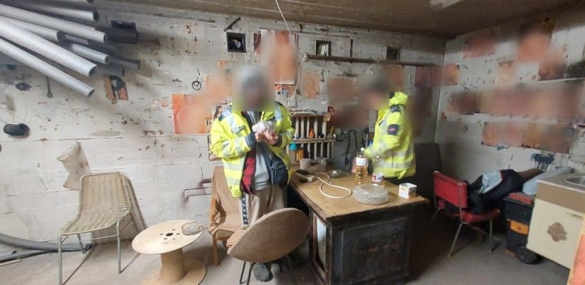 Zamkli se ve sklepě a zkusili se tam zabydlet