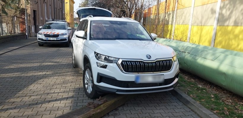 Agresivní bezdomovec odmítal přestat popíjet a napadl strážníky; Bránil se lékařům i když mu šlo o život; Železniční pražec zkomplikoval ženě odjezd z parkoviště