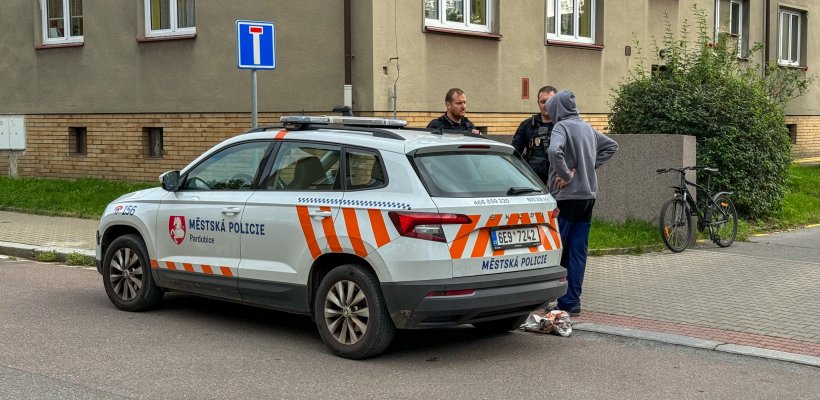 Strážníci zadrželi muže, který onanoval v parku před školáky; Záchrana seniorky. Upadla v bytě, pomohlo nouzové tlačítko