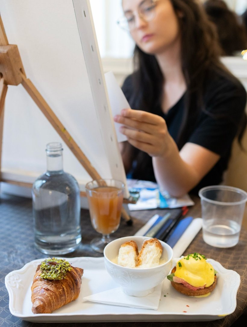 Snídaně a malování zlatem