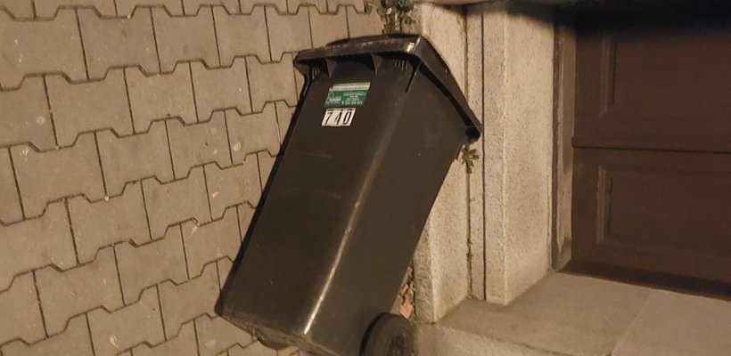 Převrácené popelnice museli mládenci uklidit; Co nedělat při nálezu platební karty? Platit s ní