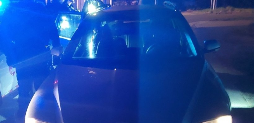 Auto plné opilých a agresivních mládenců; Holčička vyrazila za maminkou