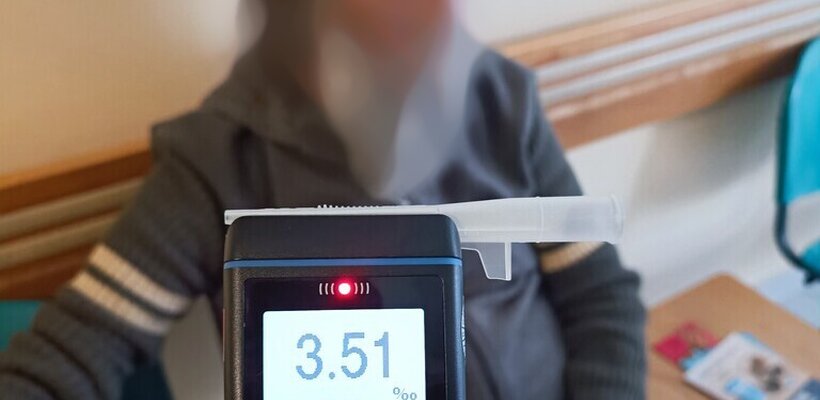 Seniorce v nesnázích pomohli sociální pracovníci i strážníci; Agresivní muž se v autobusu pustil do postiženého dítěte i revizorek. Zasáhnout museli strážníci; Z nemocnice jel pár každý svou sanitkou. Paní domů, pán na záchytku