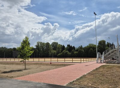 Jedno z nejmodernějších kolbišť v Česku je téměř hotové. Pardubice posouvají závodiště na novou úroveň