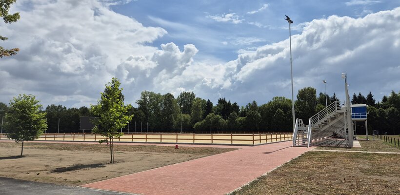 Jedno z nejmodernějších kolbišť v Česku je téměř hotové. Pardubice posouvají závodiště na novou úroveň