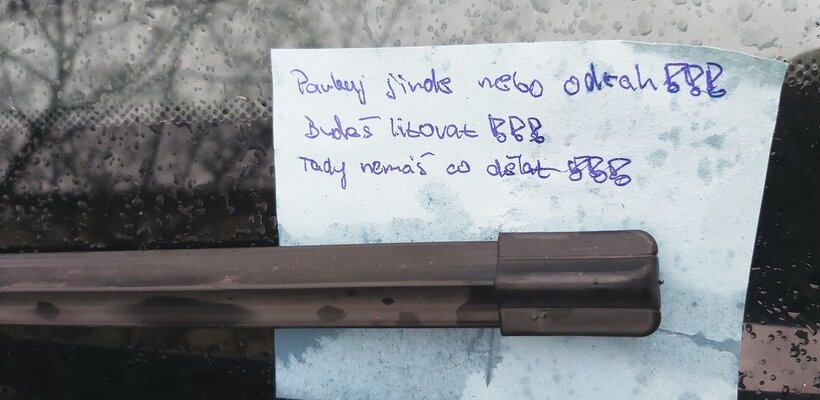 Žádost o pomoc z Londýna vyřídili strážníci z Pardubic; Sousedům plival na auta a psal lístečky za stěrače. Strážníci mu také vypsali jeden lístek